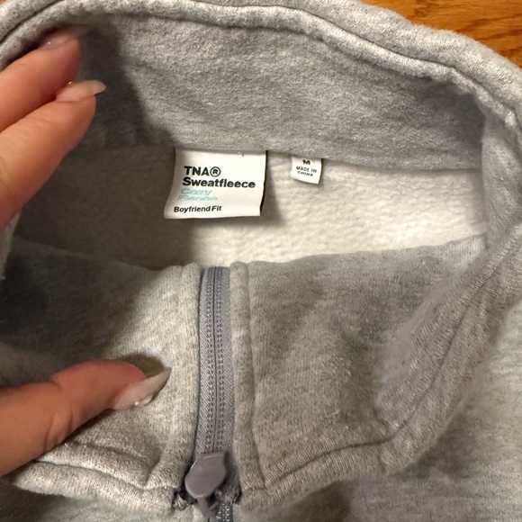 ❌SOLD❌ Aritzia TNA Boyfriend Cropped Quarterzip - heather chrome, sz M - Picture 3 of 5